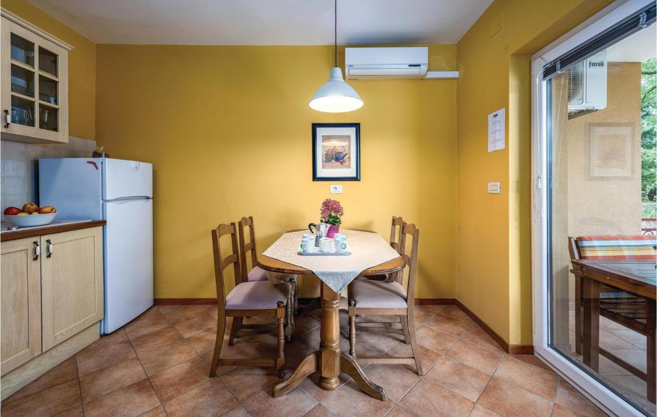Stunning Apartment In Umag With Wifi Exterior foto