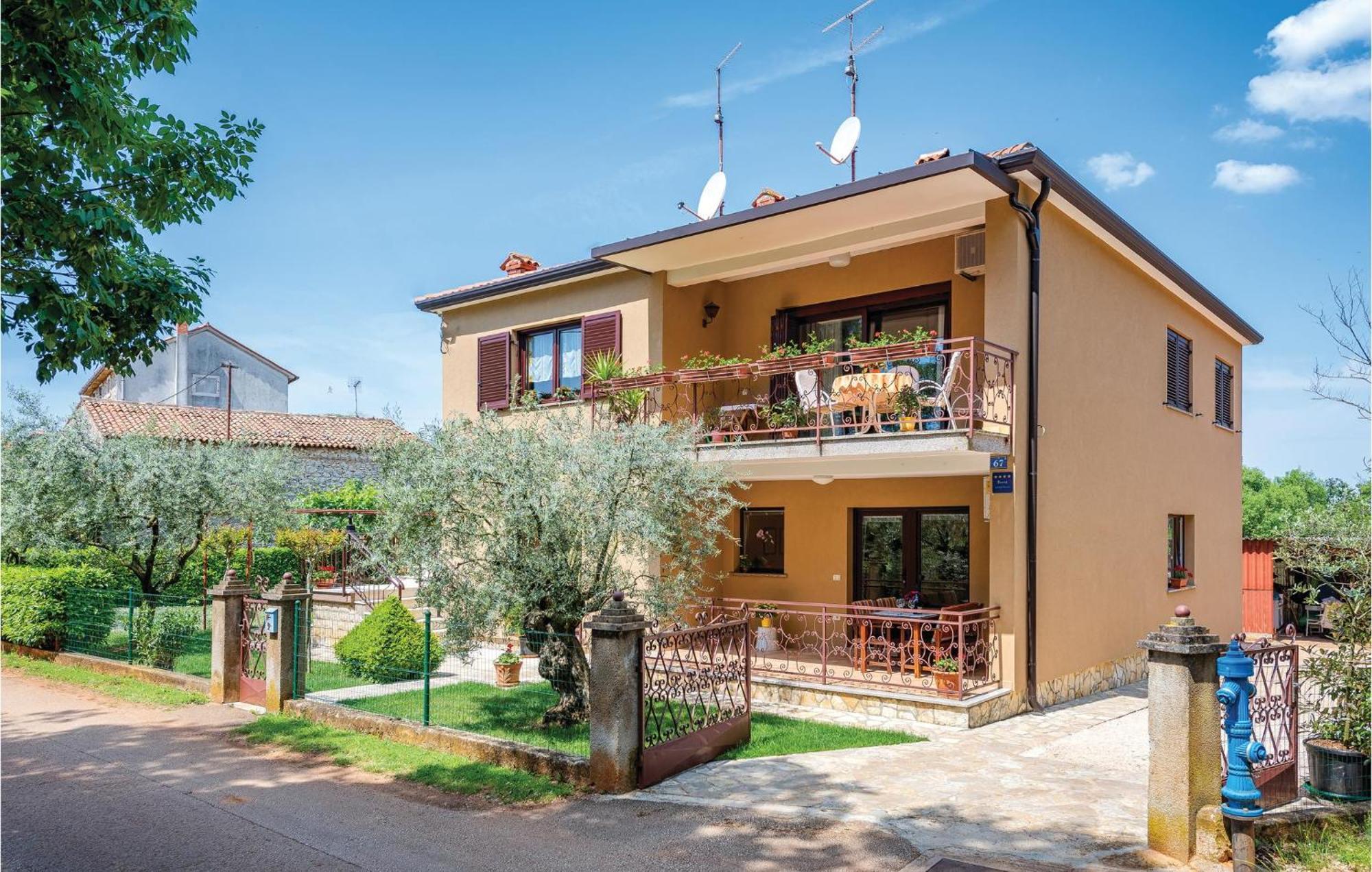 Stunning Apartment In Umag With Wifi Exterior foto